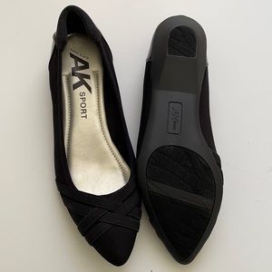Brand new size 8 comfy Flats. Black